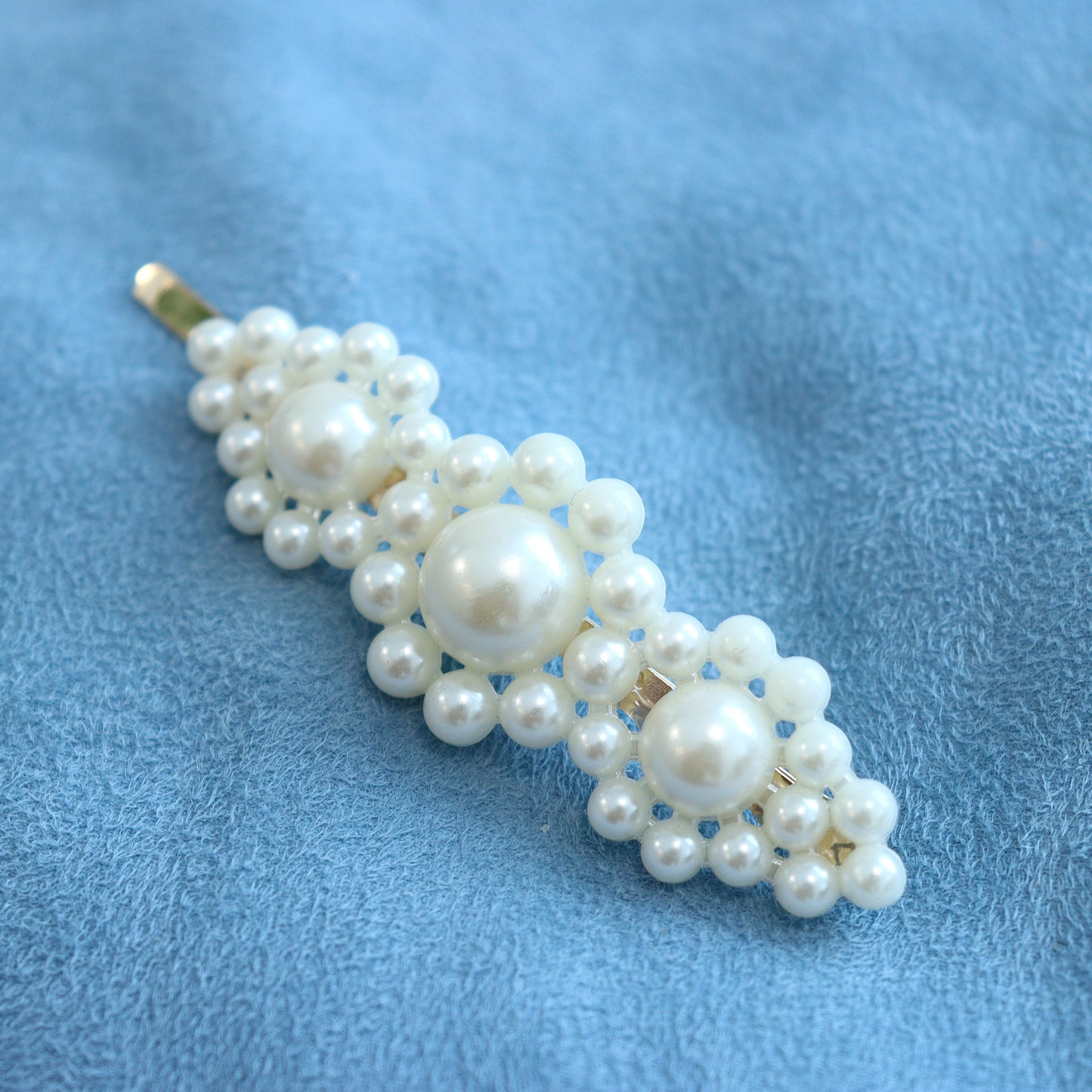 【アクリルパール】ヘアピン（３連フラワー・ゴールド）