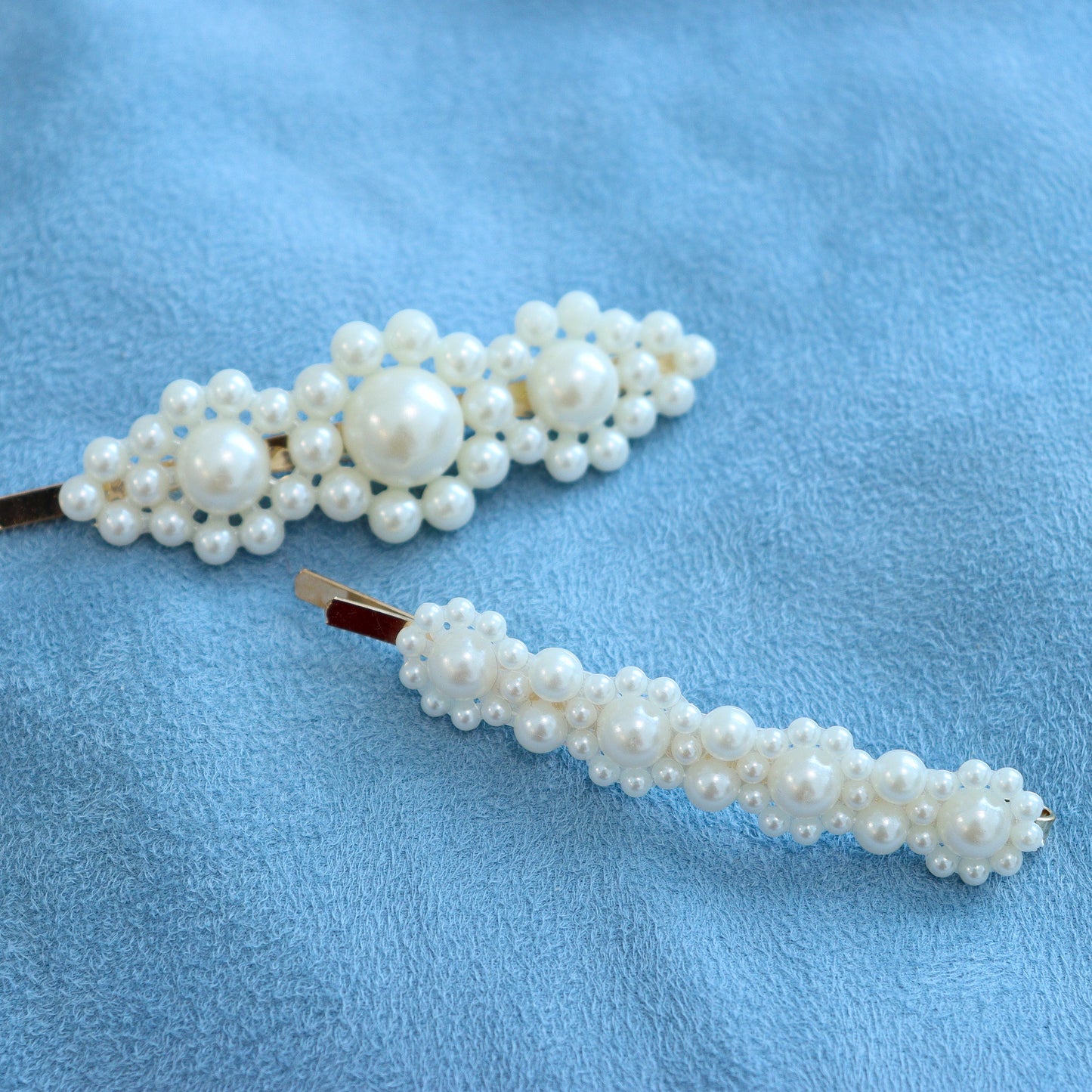 【アクリルパール】ヘアピン（４連フラワー・ゴールド）